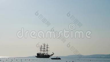 日落时海上海盗船的剪影。
